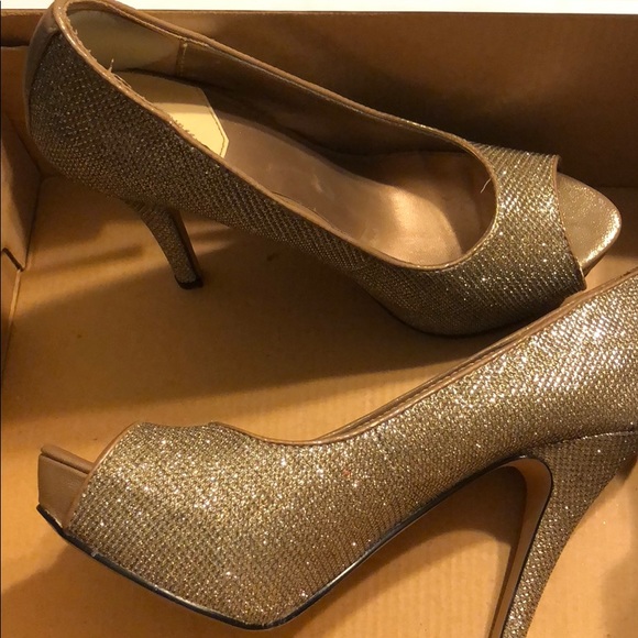 Gold heels. - Picture 1 of 1